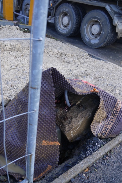 Fichier:Dechet devant le chu.JPG