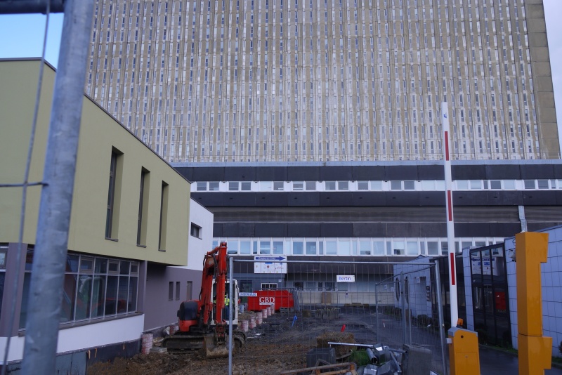 Fichier:Travaux devant le chu.JPG